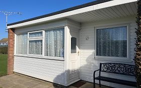 14, Sundowner Holiday Park, Hemsby - Two Bed Chalet, Sleeps 6, Bed Linen And Towels Included - Pet Friendly